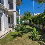 Detached With Private Pool In çalışta *